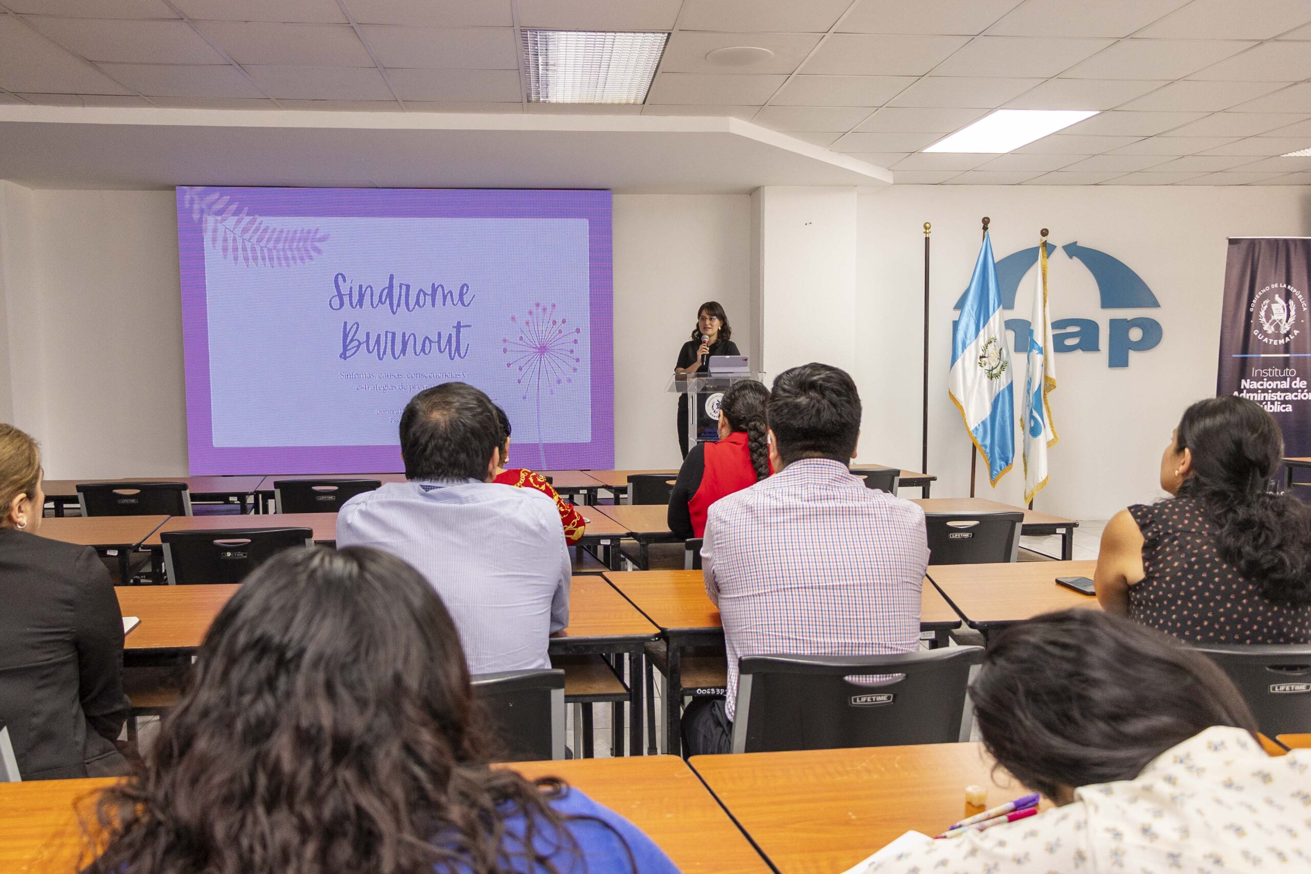 INAP capacita al personal sobre el agotamiento laboral